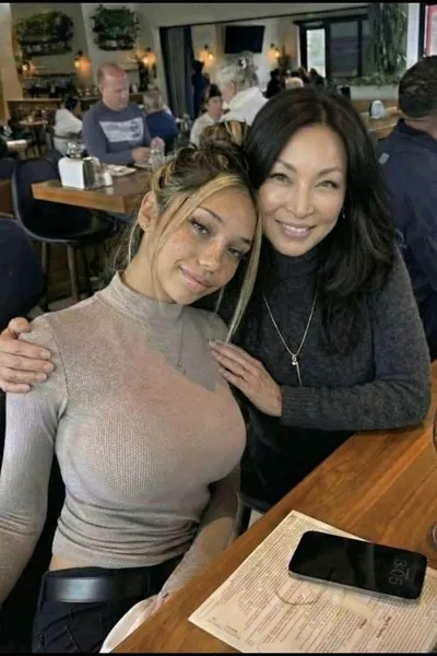 Flipped Chat AI – Chatten mit Aya und Mae Dela Cruz