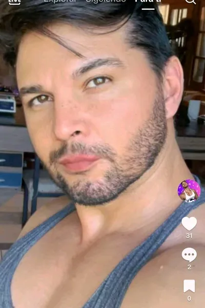 Flipped chat ai - makipag -chat sa Héctor Valcárcel