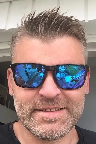 Flipped Chat AI – Chat cu Darren Falken