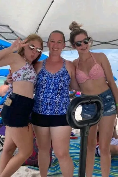 Mandie and daughters  pozadí