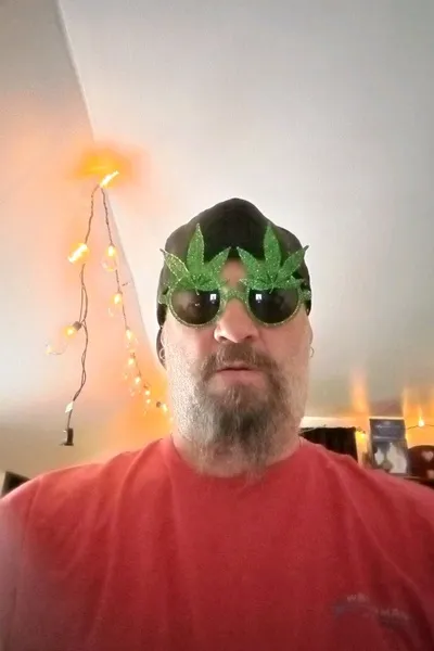 Flipped Chat AI – Chat cu Jake, tipul cu iarbă