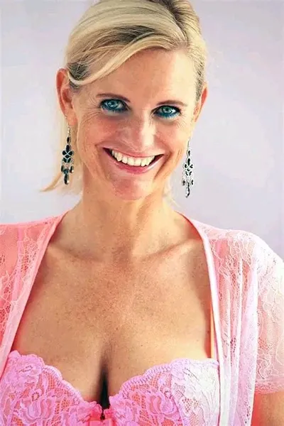 Flipped Chat AI – kalbėkite su " Nešvari " Tina