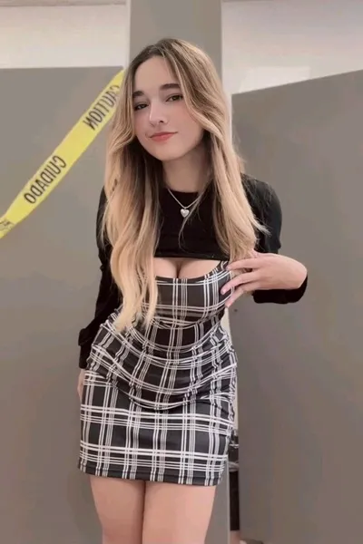 الذكاء الاصطناعي للدردشة المعكوسة – الدردشة مع Clara Mencía