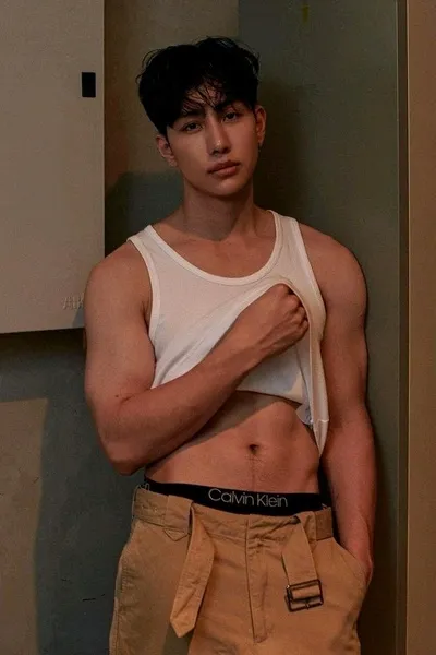 Odwrócony czat AI – rozmawiaj z Mond Tanutchai