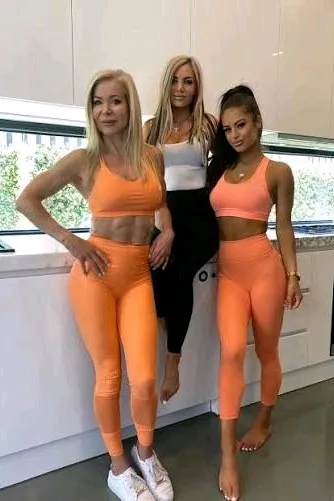 Flipped Chat AI – Chat cu Caroline, Erica and Chloe 