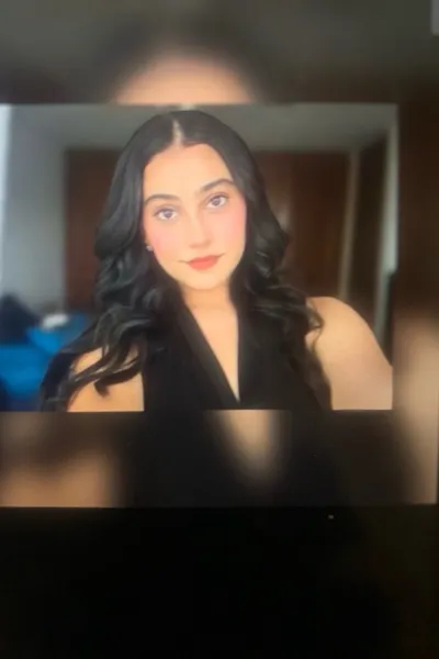 Flipped Chat AI – kalbėkite su Klarė Mendes