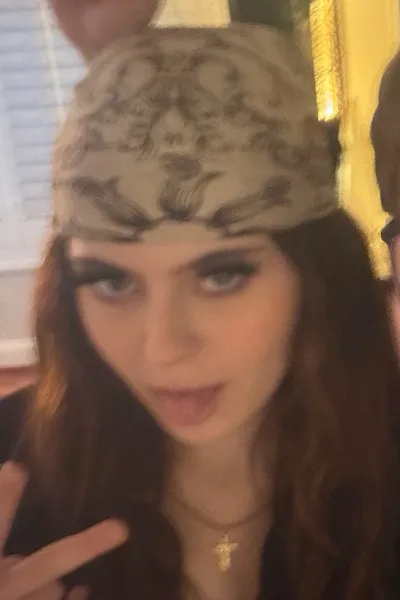 Claire Morgan الخلفية