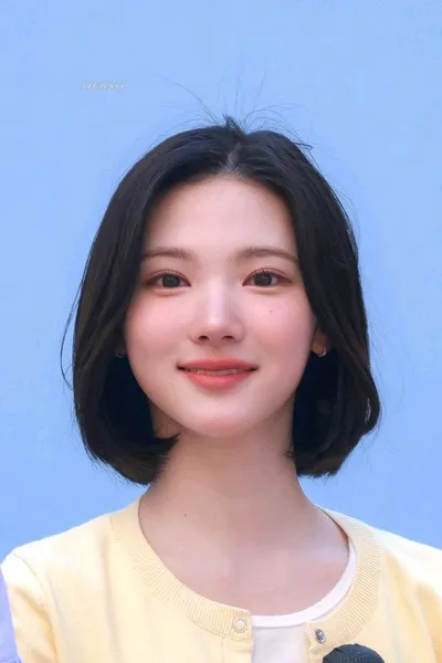 Flipped Chat AI – kalbėkite su Raina Lusantara