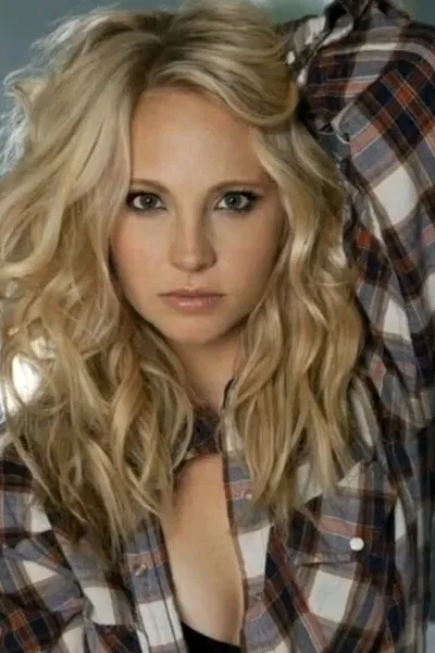 Flipped Chat AI – Чат с  Caroline Forbes