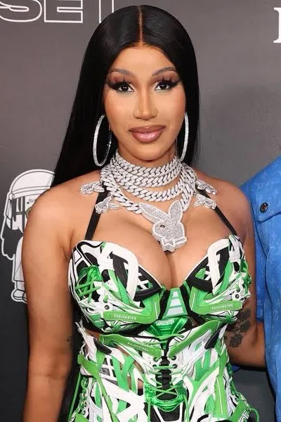 Flipped Chat AI – Chatear con Cardi b