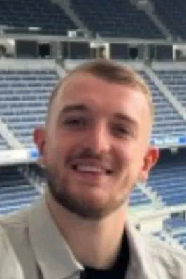 Odwrócony czat AI – rozmawiaj z Ethan Swales