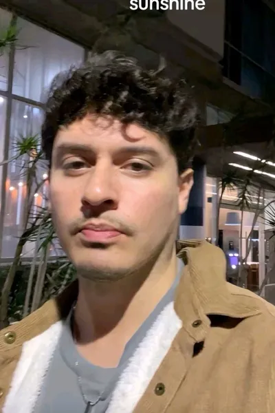 Flipped Chat AI – kalbėkite su Arturo davey