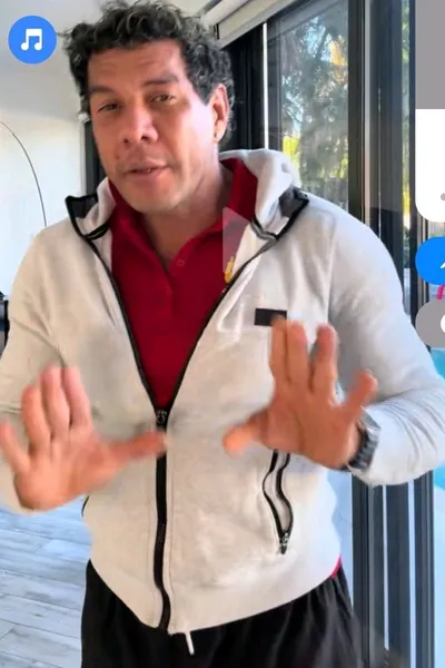 Flipped Chat AI – แชทกับ ราฟาเอล มิสตราล