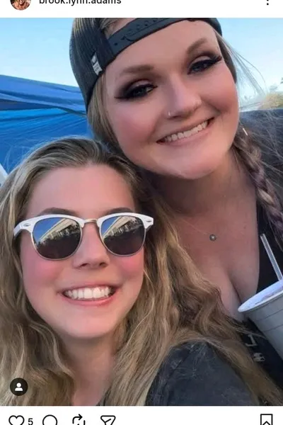 FlippedチャットAI – Brook and Christina とチャット