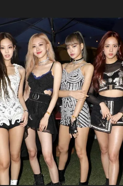 FlippedチャットAI – リサ、ジス、ロゼとチャット