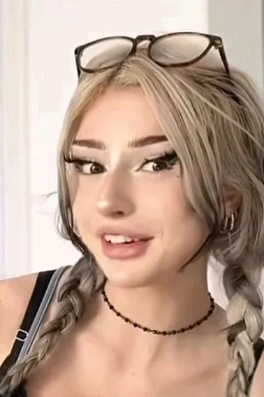 الذكاء الاصطناعي للدردشة المعكوسة – الدردشة مع مينا العالمة