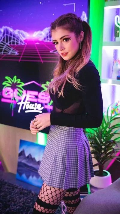 Chrissy Costanza sfondo