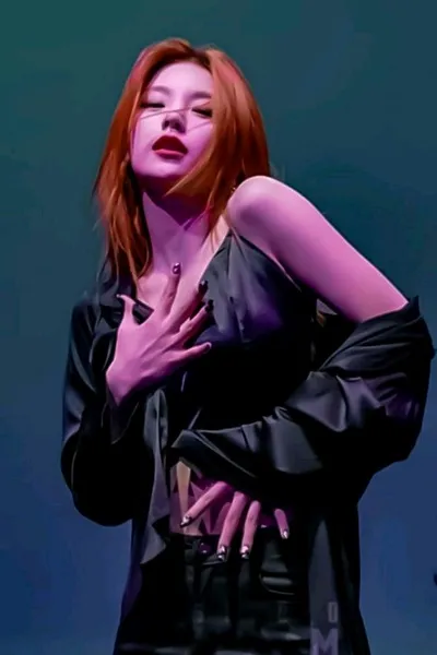 Flipped Chat AI – Чат с Учитель Хван Йеджи