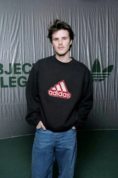 Flipped Chat AI – Csevegés CRUZ BECKHAM 