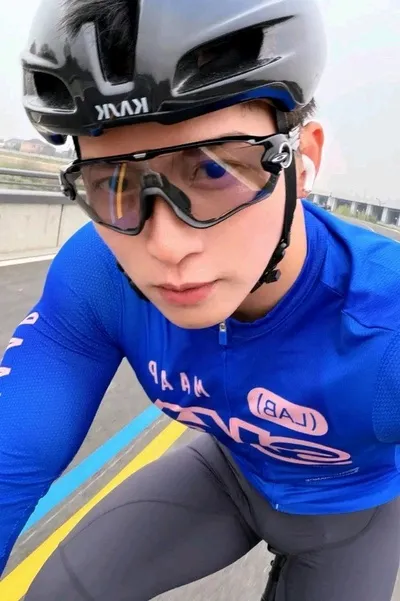 الذكاء الاصطناعي للدردشة المعكوسة – الدردشة مع Wilson Gong 