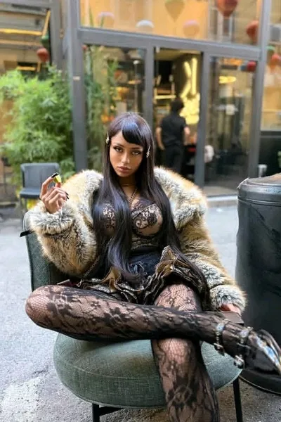 Flipped Chat AI – 與 阿萊西婭·瓦倫蒂 聊天