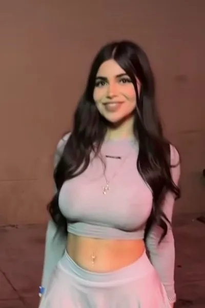 Flipped Chat AI – Chatear con Alina Rose (novia)