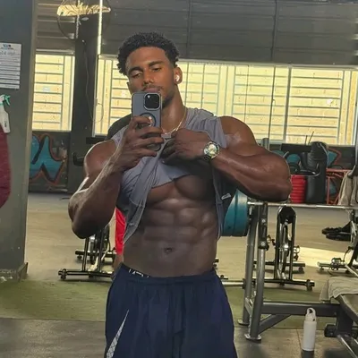 Odwrócony czat AI – rozmawiaj z Magnus Adonis