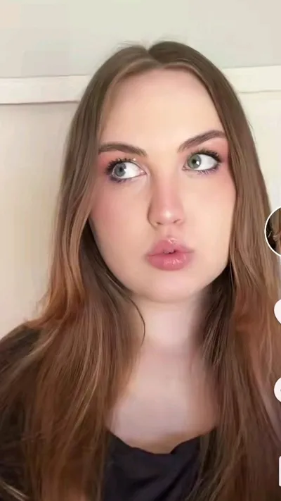 FlippedチャットAI – レイラ、サラ、ジェシカとチャット