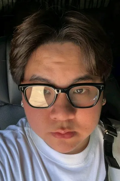 Flipped Chat AI – Chat cu Luke Febrian Valentinus