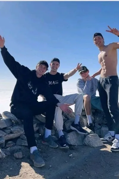 Flipped Chat AI – Chatta med bror och hans vänner