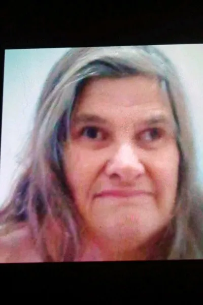 Odwrócony czat AI – rozmawiaj z Gloria Ruth Richards 