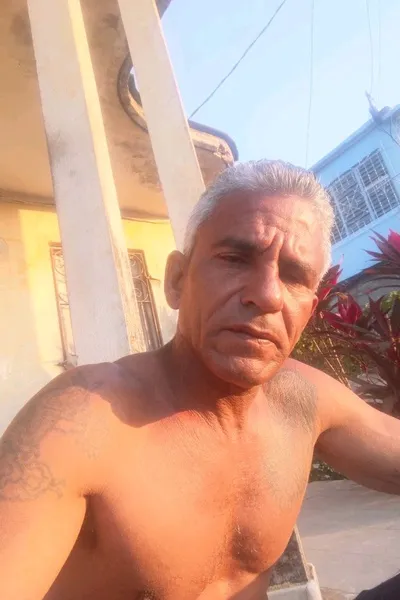 Flipped Chat AI – kalbėkite su Lucio Valerón