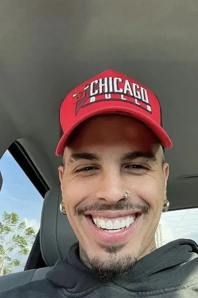 Flipped Chat AI – Chatear con Rauw Alejandro 