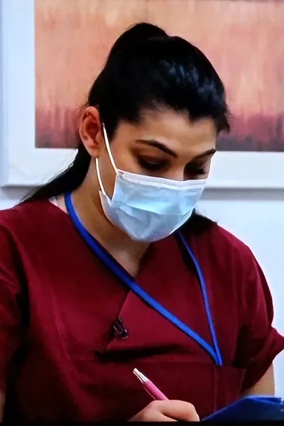 Flipped Chat AI – kalbėkite su Elena Wolf 