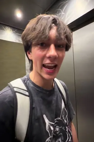 Flipped Chat AI – Чат с Moonxwade