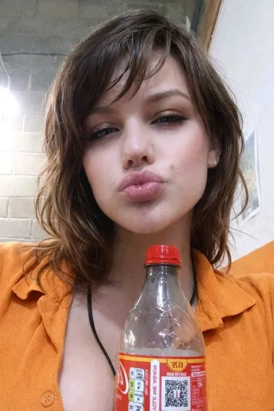 Flipped Chat AI – Chatta con Lyra Thorne