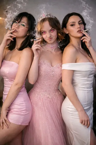 Flipped Chat AI – Discuter avec Mina, Scarlett, and Isabella 