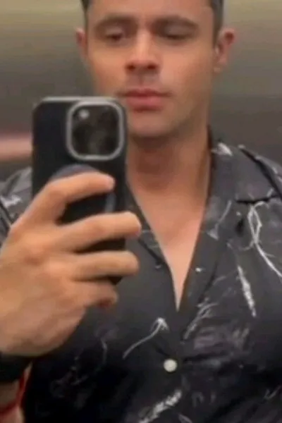 Αναστροφή συνομιλίας AI – Συζήτηση με Adrián Valderrama