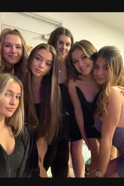 Flipped Chat AI – Sembang dengan 6 Compañeras De Cuarto