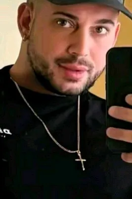 फ़्लिप्ड चैट AI – Adrián Valderrama के साथ चैट करें