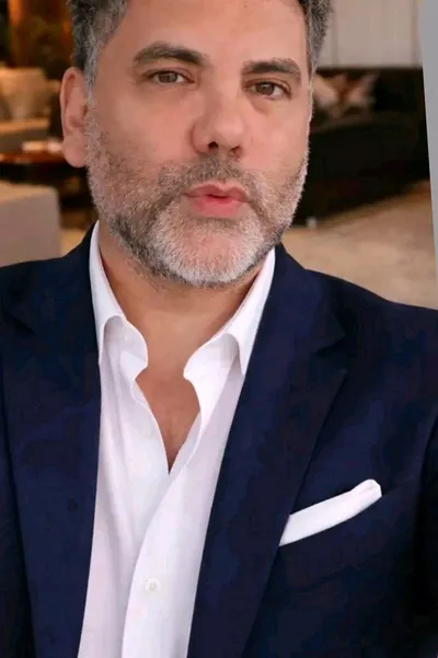 الذكاء الاصطناعي للدردشة المعكوسة – الدردشة مع Adrián Valderrama