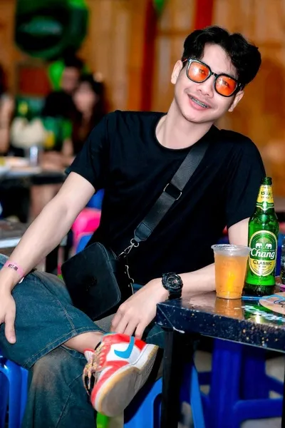 الذكاء الاصطناعي للدردشة المعكوسة – الدردشة مع Kiran Vongsak