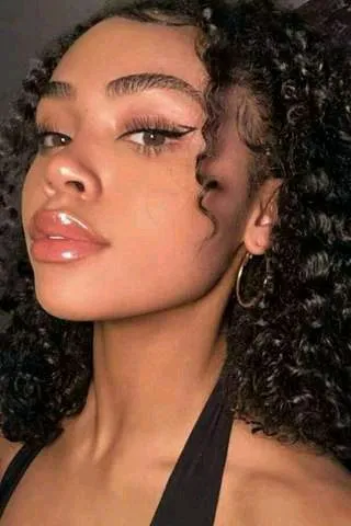 AI trò chuyện đảo ngược – Trò chuyện với Liana Valerius