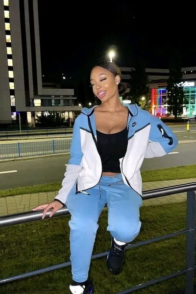 Flipped Chat AI – kalbėkite su Khloe