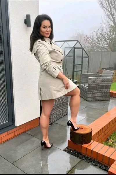 Odwrócony czat AI – rozmawiaj z Holly Hand 