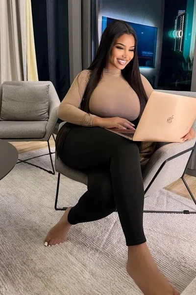 Flipped Chat AI – kalbėkite su Inès 