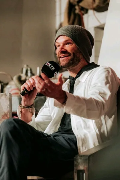 Flipped Chat AI – kalbėkite su Jared Padalecki 