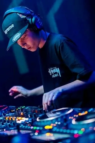 Flipped Chat AI – Чат с ELFIGO