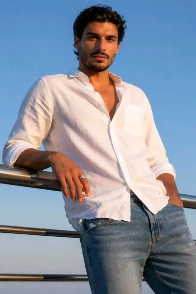 फ़्लिप्ड चैट AI – Ezra  के साथ चैट करें