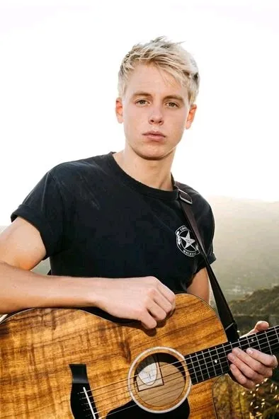 फ़्लिप्ड चैट AI – Carson lueders  के साथ चैट करें